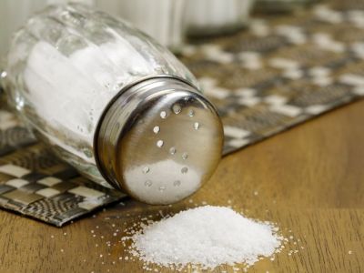 Αυτό είναι το κόλπο για να μην «πετρώσει» το αλάτι σου (photos)