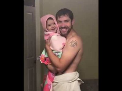 Απολαυστικό βίντεο: Μπαμπάς και κόρη τραγουδούν και «ρίχνουν» το διαδίκτυο