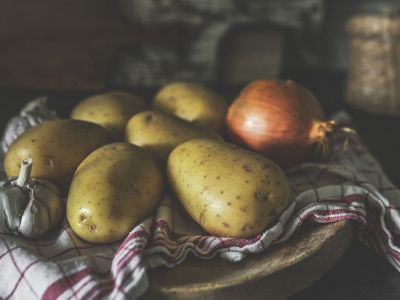 Γι’ αυτό δεν πρέπει να βάζετε τις πατάτες μαζί με τα κρεμμύδια (photos)