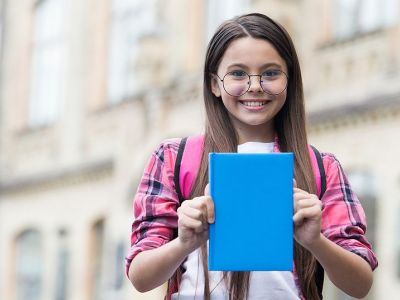 Πώς να ντύσετε εύκολα τα σχολικά βιβλία με διαφανές πλαστικό (vid)