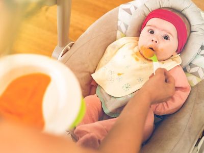 4 σημάδια που μαρτυρούν ότι το μωρό μπορεί να ξεκινήσει τις στερεές τροφές