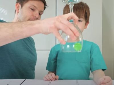 Το παιχνίδι-πείραμα με τη μπάλα και το ποτήρι που θα ξετρελάνει τα παιδιά