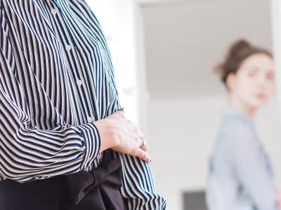 Εννέα τρόποι να φορέσει μια μαμά ένα κλασικό πουκάμισο το φθινόπωρο