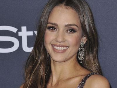 Βronze look: η Jessica Alba μας δείχνει πώς να το πετύχουμε σε μόλις 6 λεπτά