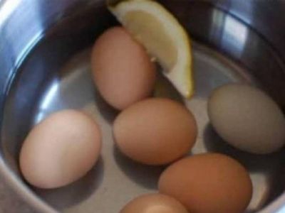 Βράζει αυγά και ρίχνει λεμόνι - Το τρομερό κόλπο (video)