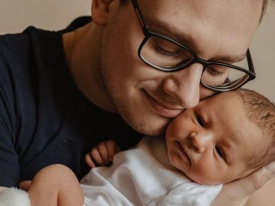 Αυτές οι φωτογραφίες μπαμπάδων με τα μωρά τους θα σας κάνουν να «λιώσετε»