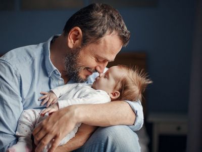 Πότε λιώνουν οι γυναίκες μπροστά στον μπαμπά του παιδιού τους