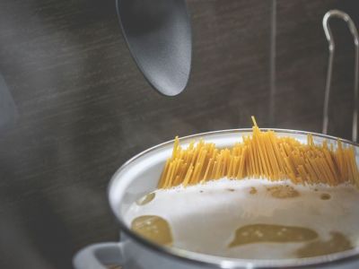 Το απόλυτο κόλπο για να μην χύνεται το νερό όταν βράζετε μακαρόνια (video)