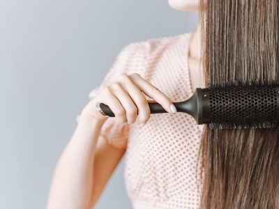 Έτσι θα ισιώσεις τα μαλλιά σου χωρίς πιστολάκι ή ισιωτικό