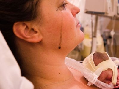 Γέννησε πρόωρα και η φωτογραφία της συγκινεί