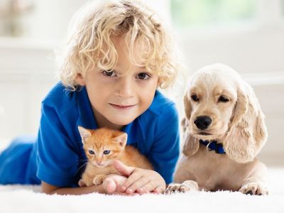 Ποια είναι τα οφέλη του να μεγαλώνει με κατοικίδιο ένα παιδί;