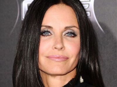 Η Courteney Cox υιοθέτησε το νέο hair trend της σεζόν και είναι κούκλα