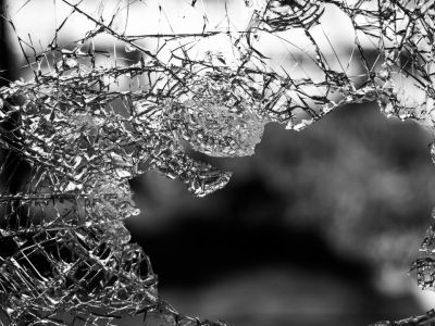 Το απόλυτο κόλπο για να μαζέψετε τα σπασμένα γυαλιά από το πάτωμα (video)