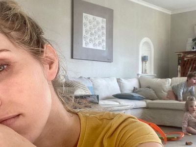 Μαμά δεν αντέχει άλλο τις δουλειές του σπιτιού - Η φώτο της έγινε viral