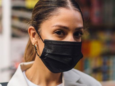 Αυτό είναι το προϊόν που πρέπει να φοράς πάντα κάτω από τη μάσκα σου