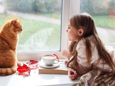 Τρεις λόγοι για τους οποίους πρέπει να αφήσετε τα παιδιά σας να έχουν γάτα