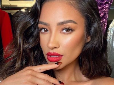 Η Emily του Pretty Little Liars μας δείχνει τη ρουτίνα ομορφιάς της