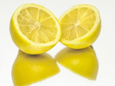 Έβαλε λεμόνι σε μπατονέτα και την πέρασε σε βιβλίο - Τρομερό κόλπο (video)