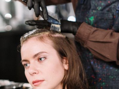 Έβαψες τα μαλλιά σου; Πόσο τελικά πρέπει να περιμένεις πριν τα λούσεις;