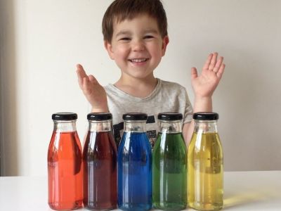 Το νερό που αλλάζει χρώμα: Ένα εύκολο και εντυπωσιακό παιχνίδι για παιδιά