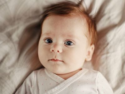 Πότε μπορούν τα μωρά να δουν καθαρά; Τα 5 στάδια ανάπτυξης της όρασής τους