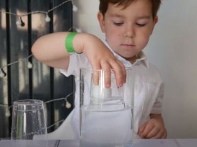 Πειράματα για παιδιά: Εντυπωσιακό πείραμα με νερό, ποτήρια κι ένα μπαλάκι