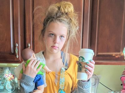 Έφηβη με 8 αδέρφια ντύθηκε "κουρασμένη μαμά" & κάνει το γύρο του διαδικτύου