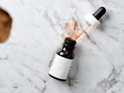 10 δραστικά serum για την αντιμετώπιση λεπτών γραμμών και ρυτίδων