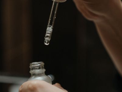 Bakuchiol: Το νέο skincare συστατικό κάνει θαύματα στην επιδερμίδα