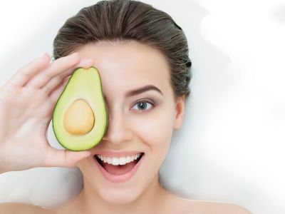 Σπιτική μάσκα προσώπου με αβοκάντο για κουρασμένες μαμάδες
