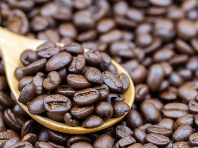 Tips για μαμάδες: Πέντε άγνωστες χρήσεις του καφέ στη ρουτίνα ομορφιάς