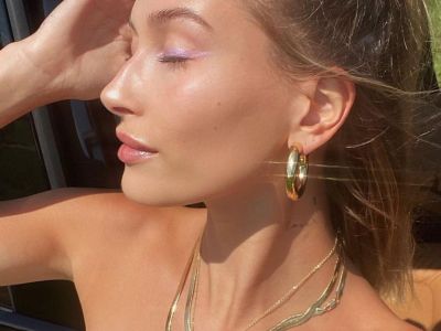 Κάντο όπως η Hailey Bieber: Δες τα πιο ωραία χρυσά κοσμήματα