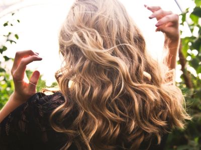 3 αποτελεσματικά tips για να κρατήσουν οι μπούκλες όλη μέρα