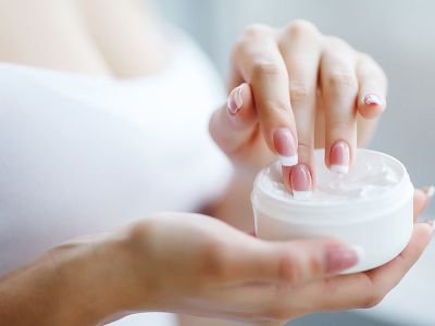 Tips για μαμάδες: Τρεις σπιτικές συνταγές scrub για απαλά χέρια