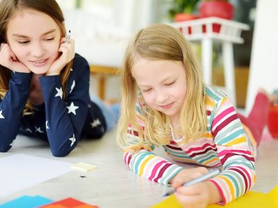 Τέσσερις πρωτότυπες ιδέες για δημιουργικά απογεύματα με τα παιδιά στο σπίτι