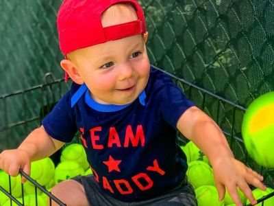 Ο μικρός βοηθά τον τενίστα μπαμπά του και γίνεται viral (vid+pics)