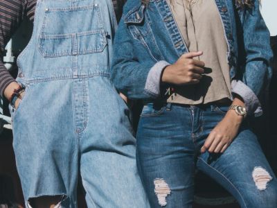 DIY: Πώς θα κάνεις μόνη σου σωστά σκισίματα στα jeans