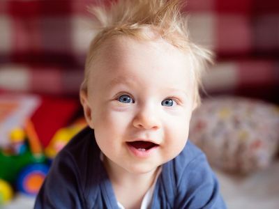 Πότε θα μπουσουλήσει το μωρό και τι μπορείτε να κάνετε για να το ενθαρρύνετε;