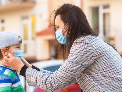 Πώς να αποφύγετε τις εξάρσεις της ακμής ενώ φοράτε μάσκα