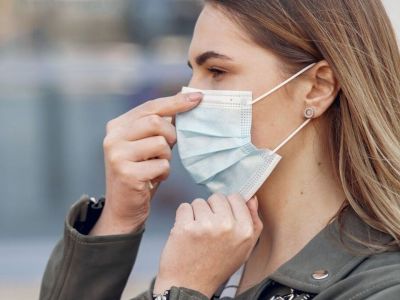 Μήπως τελικά οι μάσκες προστασίας προκαλούν σπυράκια και στα χείλη μας;