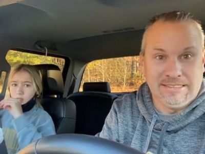 Δείτε πώς πάει κάθε πρωί αυτός ο μπαμπάς τις κόρες του στο σχολείο (vid)