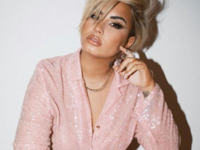 Η Demi Lovato μάς έβαλε σε Xmas mood με το νέο μανικιούρ της