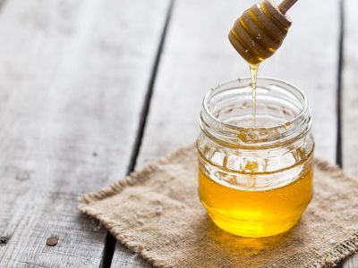 Tips για μαμάδες: Πέντε τρόποι να αξιοποιήσετε το μέλι στη ρουτίνα ομορφιάς