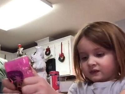 Μπαμπάς χόρευε πίσω από την κόρη του -Το βίντεο προοριζόταν για τη δασκάλα