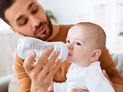 Κάνει τα μωρά να πίνουν νερό;