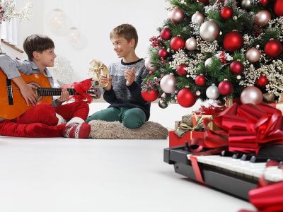 Φέτος δεν λεμέ κάλαντα ας τα ακούσουμε όμως (vids)