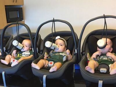 Πώς μπορείς να φροντίσεις πέντε μωρά; Αυτός ο μπαμπάς έχει τον τρόπο