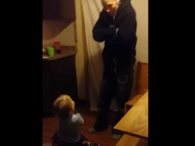 Μπαμπάς και κόρη διαφωνούν για το ποιος θα καθαρίσει την κουζίνα (vid)