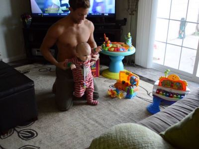 Μωράκι κάνει τα πρώτα του βήματα & η αντίδραση του μπαμπά είναι μοναδική