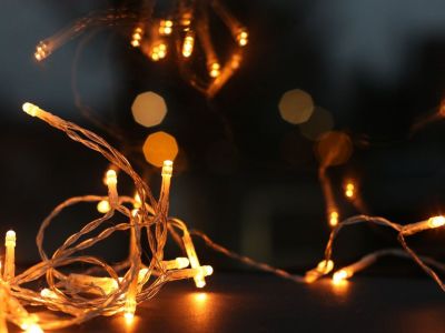 5 ιδέες για να διακοσμήσετε τα φωτάκια στο σπίτι και μετά τα Χριστούγεννα